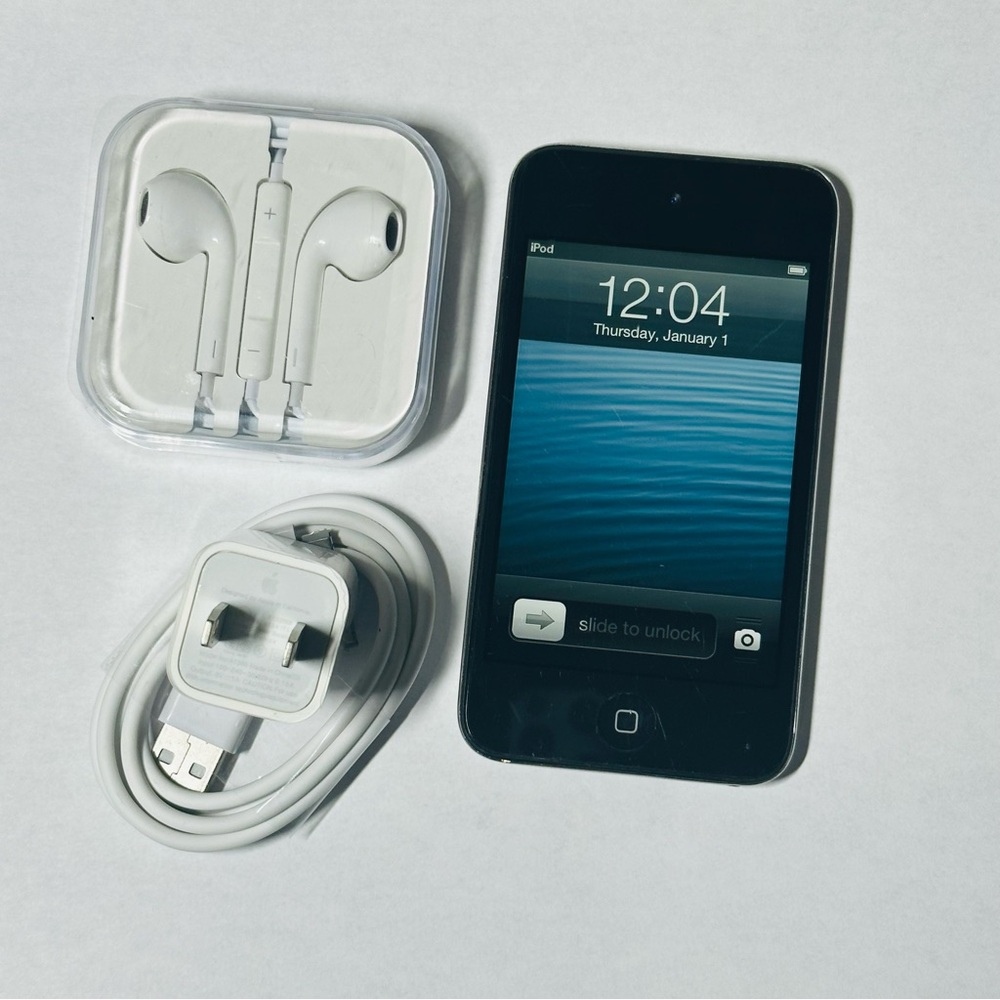 Apple iPod Touch Black with White Accessories ht0123